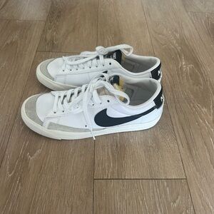 Nike Women's Sneakers in White and Yellow